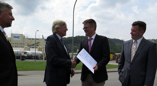 Bescheid übergeben (Foto: nnz) Bescheid übergeben (Foto: nnz)