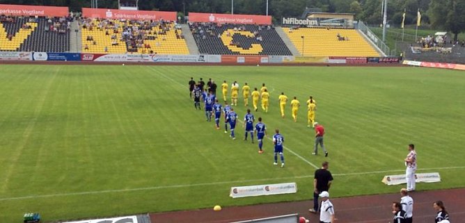 Die Teams laufen auf (Foto: F. Kirchhoff)