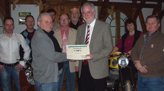 &Uuml;bergabe in Wolkramshausen (Foto: Rein)