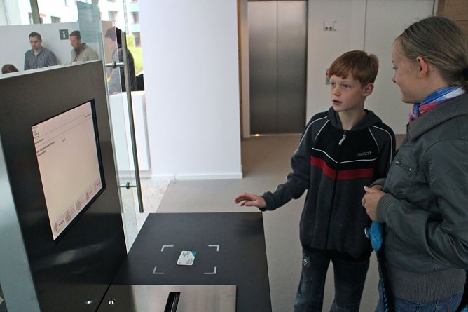 Der "Selbstverbucher" macht die Ausleihe zu einer Sache von Sekunden (Foto: Angelo Glashagel)