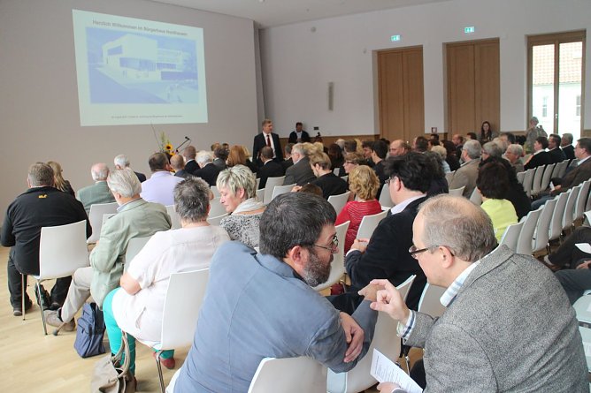 Viele Gäste nahmen zum ersten Mal im neuen Ratssaal Platz (Foto: Angelo Glashagel) Viele Gäste nahmen zum ersten Mal im neuen Ratssaal Platz (Foto: Angelo Glashagel)