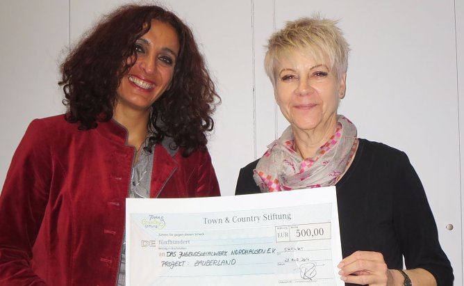 Scheck &uuml;bergeben (Foto: privat)