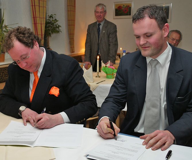 Unterzeichnung (Foto: Knauf)