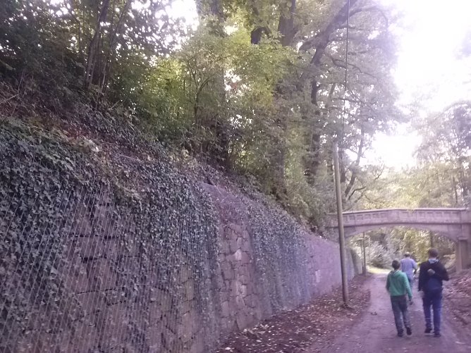Die Mauer an der Auffahrt zum Park konnte gesichert werden, die "Verlobungsbr&uuml;cke" wird kostenlos restauriert (Foto: Angelo Glashagel)