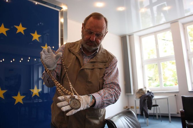 Der fr&uuml;here Nordh&auml;user B&uuml;rgermeister Dr. Manfred Schr&ouml;ter im Juli mit der gerade im Rathaus eingetroffenen Amtskette (Foto: Patrick Grabe)