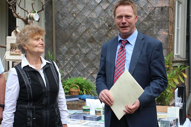 30.000 Euro hatte Minister Matschie mitgebracht (Foto: Angelo Glashagel)