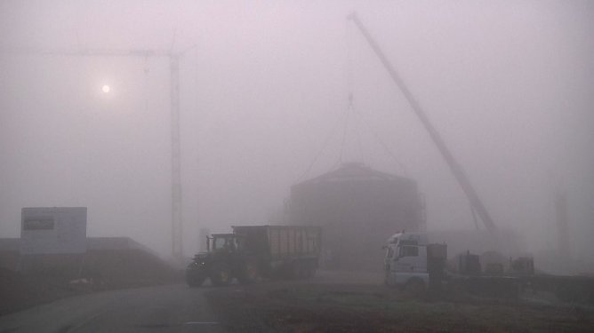 Fermenter Nummer eins erhielt in den Morgenstunden sein Dach (Foto: Angelo Glashagel) Fermenter Nummer eins erhielt in den Morgenstunden sein Dach (Foto: Angelo Glashagel)