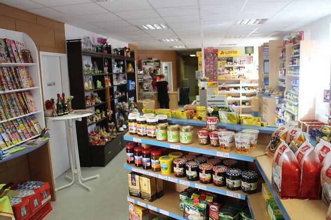 Der neue Dorfladen ist auch sozialer Treffpunkt (Foto: Angelo Glashagel) Der neue Dorfladen ist auch sozialer Treffpunkt (Foto: Angelo Glashagel)