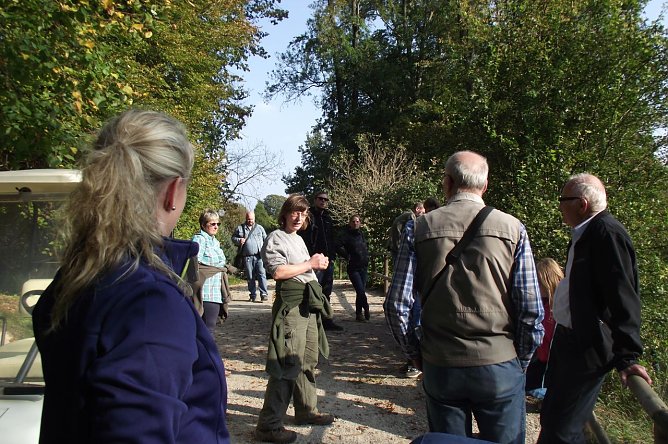 Biologin Ulrike Richter hatte interessierte Zuh&ouml;rer, als sie &uuml;ber den B&auml;renpark informierte. (Foto: Kurt Frank)