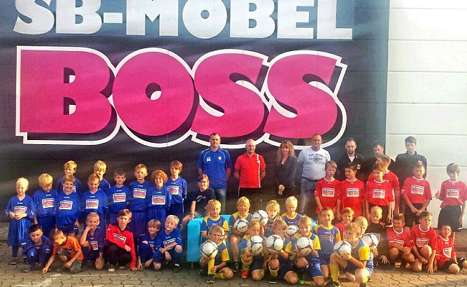 Trikots und B&auml;lle &uuml;bergeben (Foto: privat)