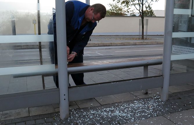 Glassplitter m&uuml;ssen entfernt werden (Foto: nnz)