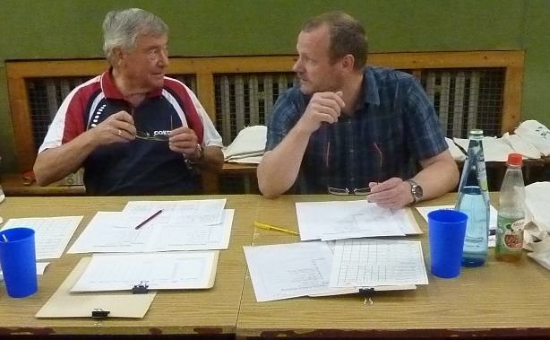 R&uuml;diger Zelder und Karsten Spie&szlig; (v. l.) bildeten das Kampfgericht beim Jubil&auml;umsturnier des TTV Hydro Nordhausen. (Foto: privat)