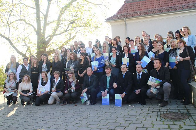 Die Absolventen der Studieng&auml;nge aus dem Fachbereich Wirtschafts- und Sozialwissenschaften (Foto: Angelo Glashagel)