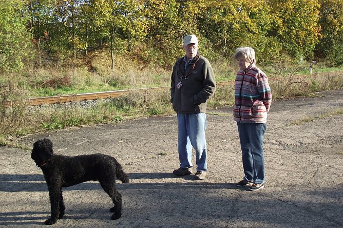 Klaus Wichmann ist ein vorbildlicher Hundehalter. Mit seinem K&ouml;nigspudel, angemeldet und mit einem Chip versehen, unternimmt er t&auml;glich Spazierg&auml;nge (Foto: Kurt Frank)