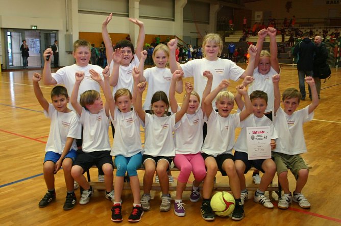 Zweifelderball in der Ballspielhalle: Die Sieger aus Nohra (Foto: Uwe Tittel) Zweifelderball in der Ballspielhalle: Die Sieger aus Nohra (Foto: Uwe Tittel)