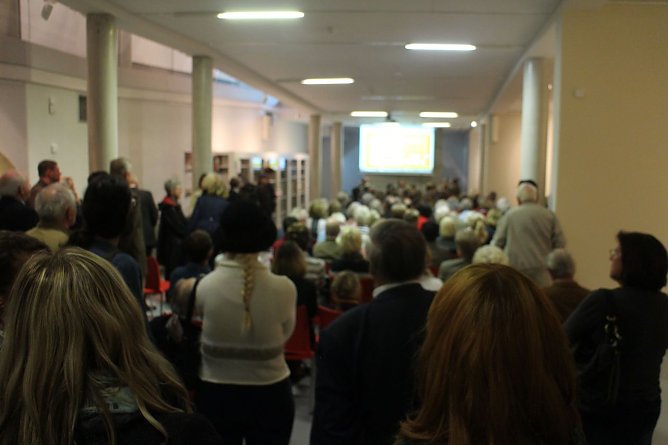 140 Besucher dr&auml;ngten sich im Sonderausstellungsraum der Flohburg, der neuen Heimat der Himmelgartenbibliothek (Foto: Angelo Glashagel)