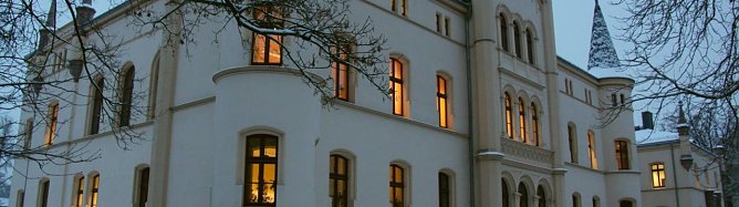 Winterliches Landratsamt (Foto: J. Piper) Winterliches Landratsamt (Foto: J. Piper)