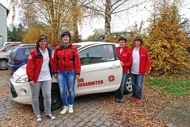 (v.li.n.re.) Rebekka Hackbarth, Stefanie Duwe, Jutta Klimm und Roswitha L&ouml;&szlig;ner fahren ab heute mit einem noch gr&ouml;&szlig;eren L&auml;cheln zu ihren Klienten. (Foto: Johanniter-Unfall-Hilfe e.V./ Laura Bode)