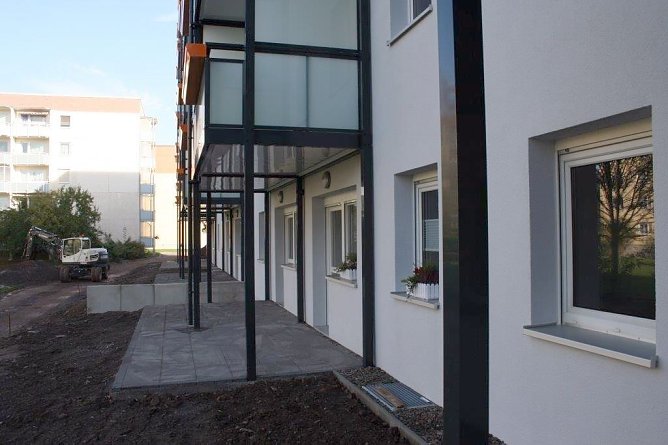 Ausblick mit Terrasse im Erdgeschoss (Foto: WBG)