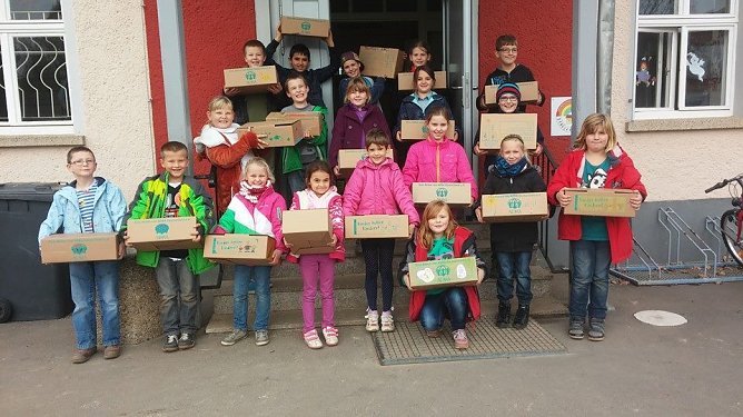 Insgesamt 18 Pakete haben die Sch&uuml;ler der Grundschule Niedersalza im Rahmen der Aktion "Kinder helfen Kindern" f&uuml;llen k&ouml;nnen (Foto: Grundschule Niedersalza)