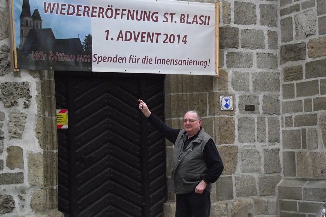 Nach Innensanierungen &ouml;ffnet die Blasiikirche am 1. Advent wieder ihre Pforten. Reiner Panse aus Urbach f&uuml;hrte  als Dachdecker am Turm des Gotteshauses Schiefer-Arbeiten  aus. T&auml;glich wurde er an ein tragisches Ereignis erinnert, das sich im Sommer 1951 ereignete und das ihn heute noch bewegt (Foto: Kurt Frank)