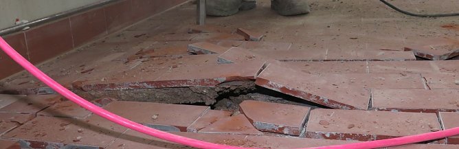 Erst rein, jetzt raus. Der Fußboden des Gerätehauses in Sundhausen wird entfernt. (Foto: nnz) Erst rein, jetzt raus. Der Fußboden des Gerätehauses in Sundhausen wird entfernt. (Foto: nnz)