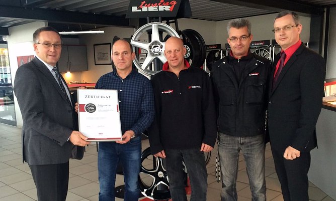 Qualit&auml;tssiegel &uuml;bergeben (Foto: privat)