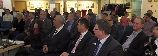 Blick auf Zuschauer und Sportler (Foto: nnz)