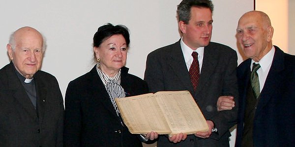 Totenbuch in Paris &uuml;bergeben (Foto: Stiftung)