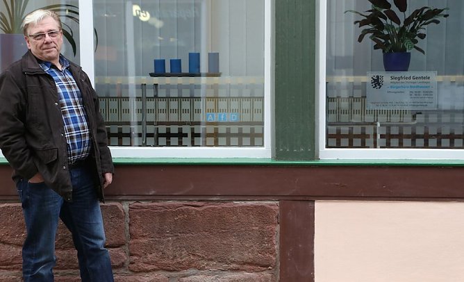 Gentele vor dem neuen B&uuml;ro (Foto: privat)