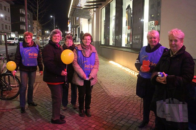 "Frei Leben" - das Leitmotiv der Organisation "Terre des femmes" hat auch diese Damen zusammengebracht um gegen Gewalt an Frauen ein Zeichen zu setzen (Foto: Angelo Glashagel)