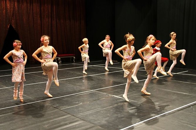 Die Schneekönigin - ein getanztes Märchen. (Foto: Günter Herting) Die Schneekönigin - ein getanztes Märchen. (Foto: Günter Herting)