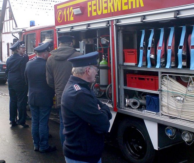 Feuerwehrauto &uuml;bergeben (Foto: Gunkel)