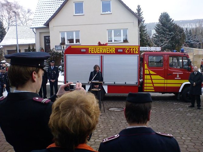Feuerwehrauto &uuml;bergeben (Foto: Gunkel)