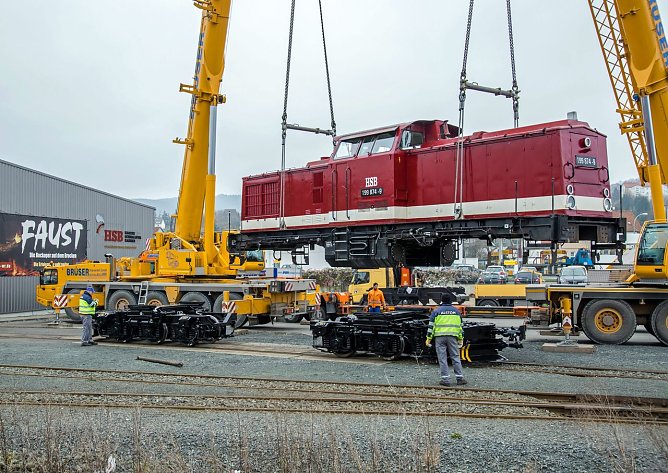 Pr&auml;zisionsarbeit am 28.11.2014 an der Werniger&ouml;der Fahrzeughalle der HSB: Mit zwei Drehkr&auml;nen wird das Harzkamel 199 874 wieder auf Harzer Gleise gehoben. (Foto: HSB/Bahnsen)