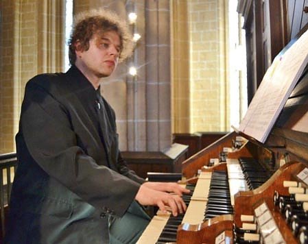 Denny Ph. Wilke spielt das Orgelkonzert zum Friedrichsthaler Weihnachtsmark (Foto: Hildigund Neubert)