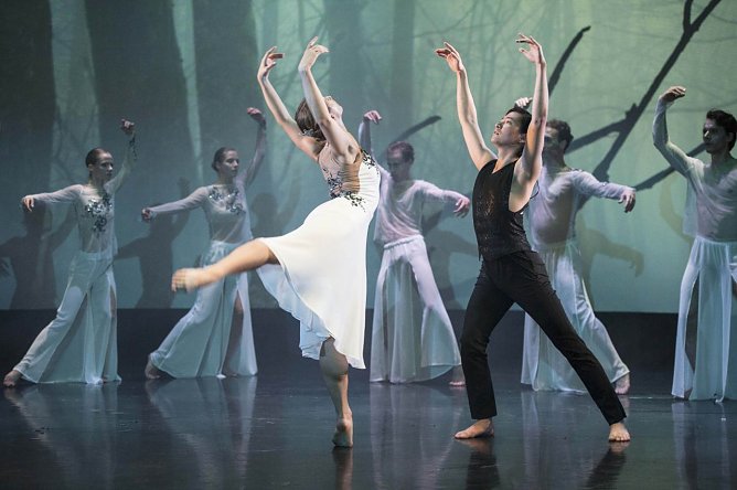 Magda Pawelec (Giselle), Daisuke Sogawa (Albrecht), Ballettkompanie (Foto: Alfredo Mena) Magda Pawelec (Giselle), Daisuke Sogawa (Albrecht), Ballettkompanie (Foto: Alfredo Mena)