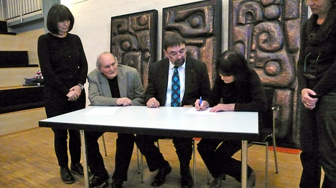 Heinz Scharr schenkt Kunstwerke für Cruciskirche (Foto: Stadt Sondershausen) Heinz Scharr schenkt Kunstwerke für Cruciskirche (Foto: Stadt Sondershausen)