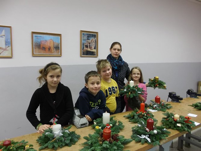 Frau Srocke, Inhaberin  Kultur floral in Bleicherode, hilft den Viertkl&auml;ssler der Grundschule Wipperdorf  (Foto: Elke Gro&szlig;ert)