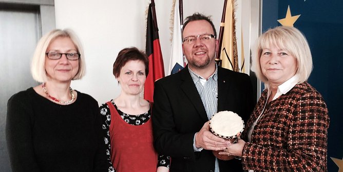 F&ouml;rdermittel &uuml;bergeben (Foto: JUH)