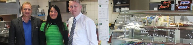 v.r.: Ren&eacute; K&uuml;bler, Martina Springer und Oliver W&ouml;nnmann in der frisch renovierten Kantine von Feuer Powertrain (Foto: Angelo Glashagel)