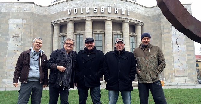 EMMA vor der Volksb&uuml;hne (Foto: privat)