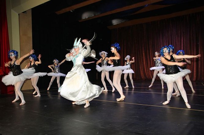 Schneekönigin begeistert Groß und Klein. (Foto: Günter Herting) Schneekönigin begeistert Groß und Klein. (Foto: Günter Herting)