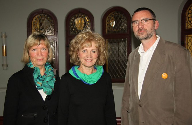 Margret Holzapfel, die sich ehrenamtlich im Hospiz engagiert, Birgit Keller und Hospizleiter Hans-Christoph Wisch. (Foto: Jessica Pieper)