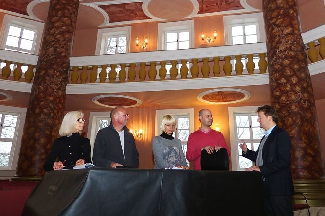 Erste Gespr&auml;che (Foto: Birgit Susemihl)