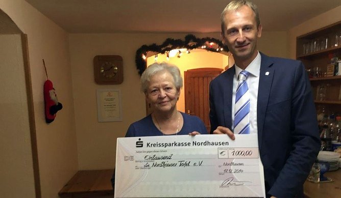 1.000 Euro &uuml;bergeben (Foto: privat)