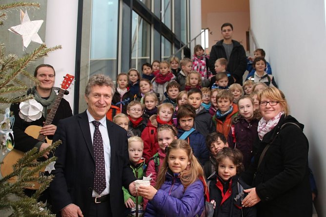Ein Licht f&uuml;r die Welt - die Sch&uuml;lerinnen und Sch&uuml;ler der evangelischen Grundschule besuchten das Nordh&auml;user Rathaus (Foto: Patrick Grabe)