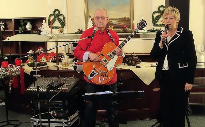 Begr&uuml;&szlig;ung der G&auml;ste durch Gesch&auml;ftsf&uuml;hrerin R&ouml;der (Foto: Peter Blei)