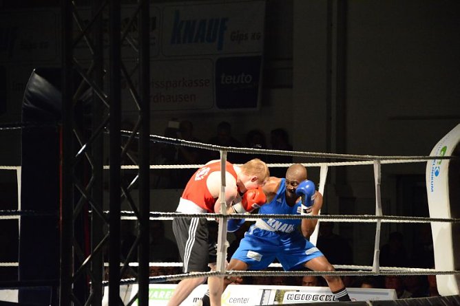 Der Hamburger Robert Harutyunyan (blaues Dress) erkl&auml;rte sich erneut bereit f&uuml;r den NSV in den Ring zu steigen. Es ist nach dem letzten Heimkampf gegen den SV Motor Babelsberg sein zweiter Einsatz.   (Foto: Sandra Arm)