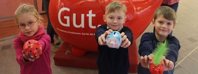 Lavinia, William und Joris waren die ersten Gewinner des Tages, die in der Kreissparkasse Nordhausen begr&uuml;&szlig;t werden konnten (Foto: Angelo Glashagel)